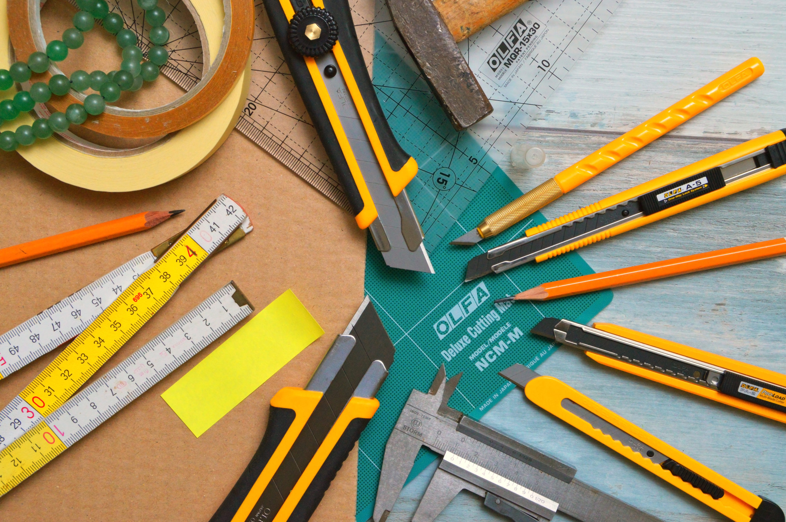 Ens tools. Канцелярский нож. Инструменты архитектора. Канцелырскиеинструменты. Желтый инструмент.